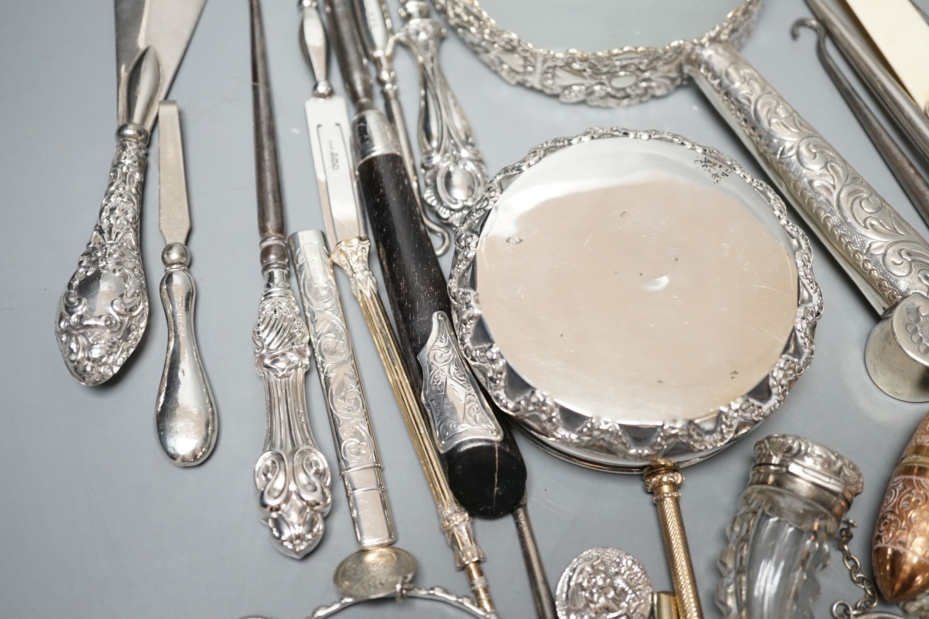 A mixed group of mainly small silver to include two magnifying glasses, a hip flask, silver-handled shoe horns, Georgian snuff box, scent flask etc, some a.f.